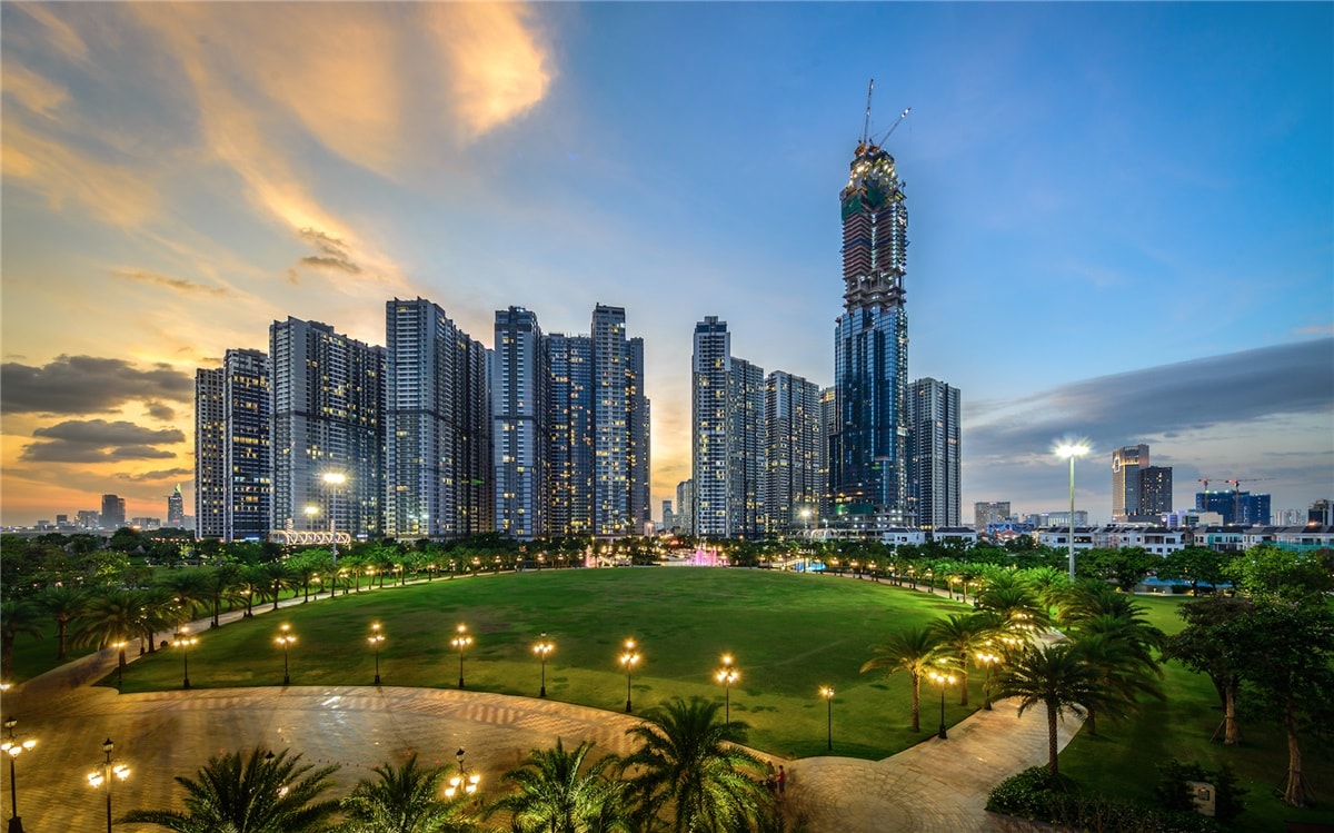The park’s spacious grounds are perfect for picnics, outdoor games, or simply relaxing in a green environment 